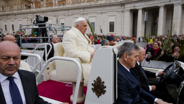 ZAPOSLENI U VATIKANI NEZADOVOLJNI Žale se na sve i svašta, administracija pape Franje tretira ih kao "robu"