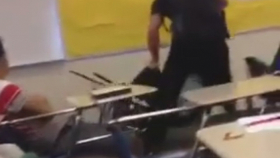 Policajac brutalno prebio devojčicu u učionici