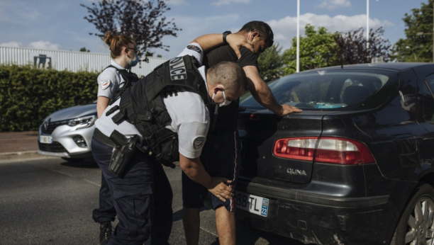 POLICIJA POHAPSILA STO LJUDI Na lažnim kovid propusnicama zaradili preko dva miliona evra