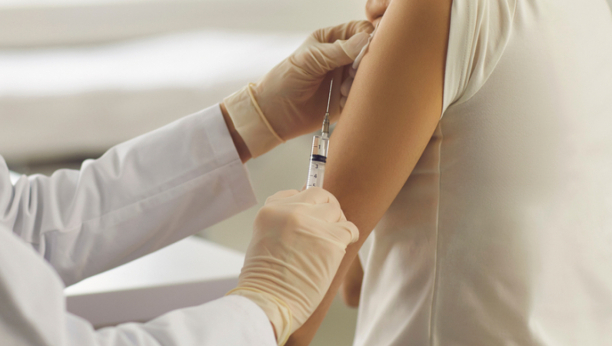 MLADIMA JE PUNO DA PLATE 12.500 DINARA! U RS počinje vakcinacija protiv HPV virusa, ali jedna stvar čini roditelje skeptičnim