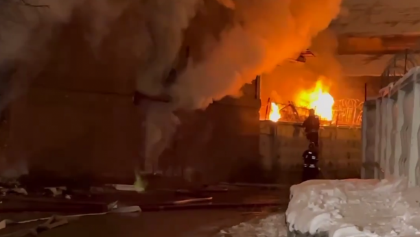 VATROGASCI PRONAŠLI DVA TELA U gašenju požara u Moskvi učestvovala 42 vozila, kao i vatrogasni voz