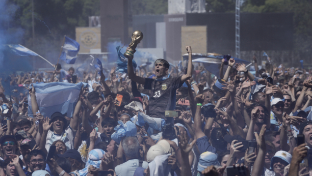 GORI ARGENTINA, GORI BUENOS AJRES Pogledajte slavlje navijača posle veličanstvene pobede "gaučosa" (VIDEO)