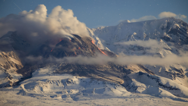 JEZIVI PRIZORI IZ RUSIJE Erupcija vulkana, pepeo išao 20 kilometara uvis (FOTO)