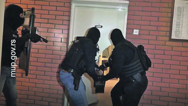 PRIVOĐENJE VOĐA BALKANSKOG NARKO-KARTELA Najveća akcija srpske policije, uhvaćeni sa 7 tona kokaina (VIDEO)