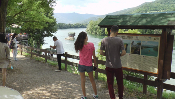 kućica na Drini privukla veliki broj kineskih turista