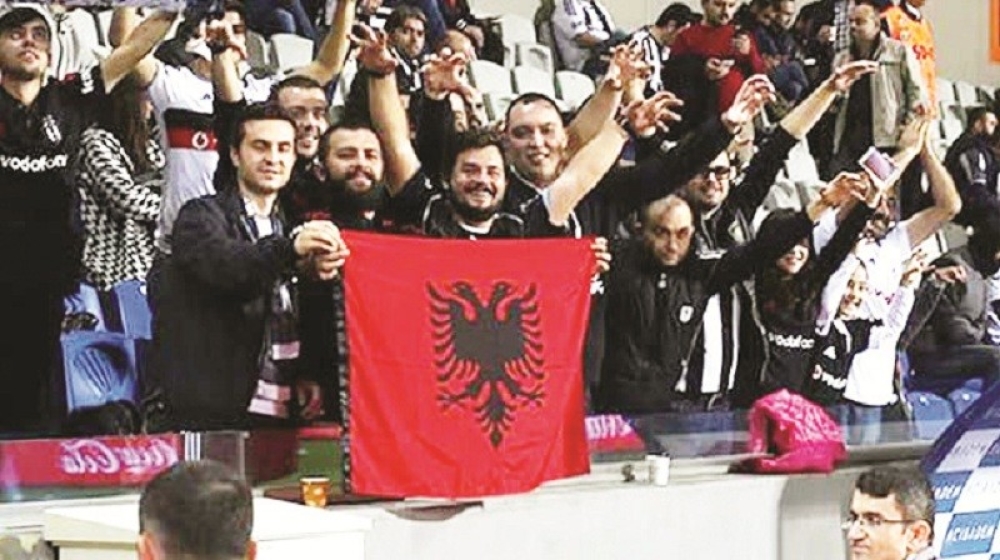 Albanci na tribini