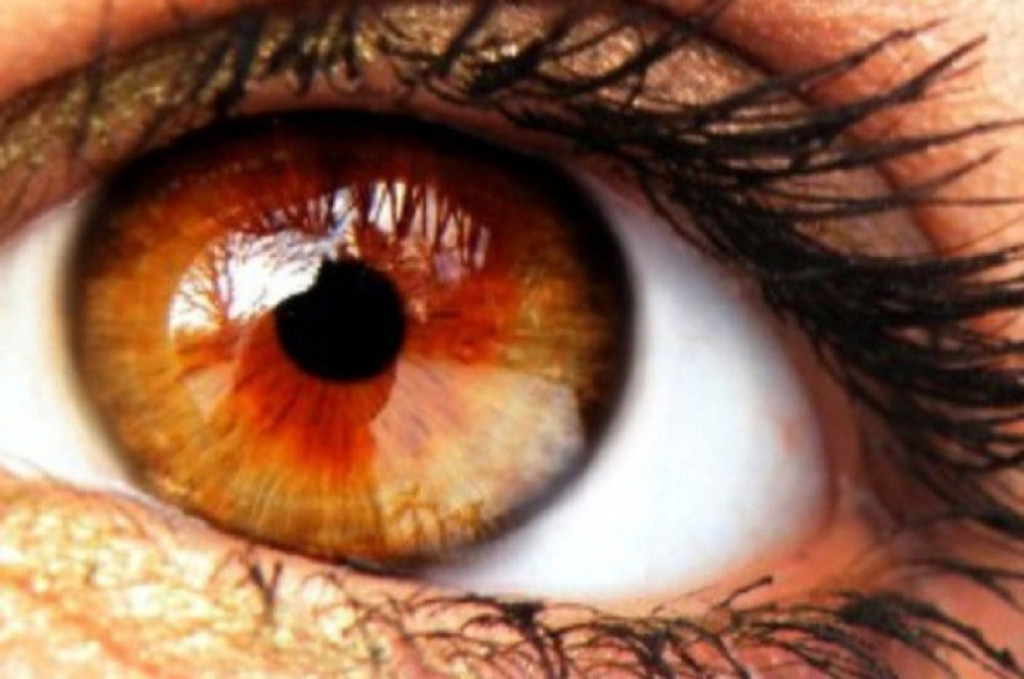 Oči boje jantara