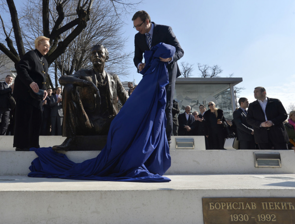 Vučić sa suprugom Borislava Pekića otkriva spomenik