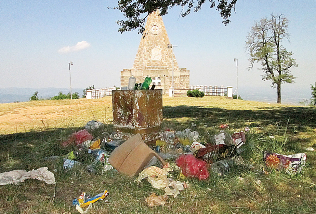 Izletnici za  sobom ostavljaju gomile smeća