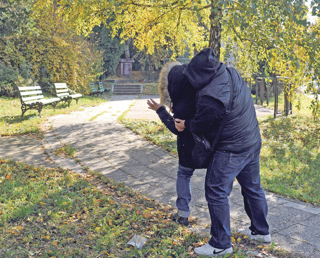 Manijak vrebao žrtvu iz žbunja