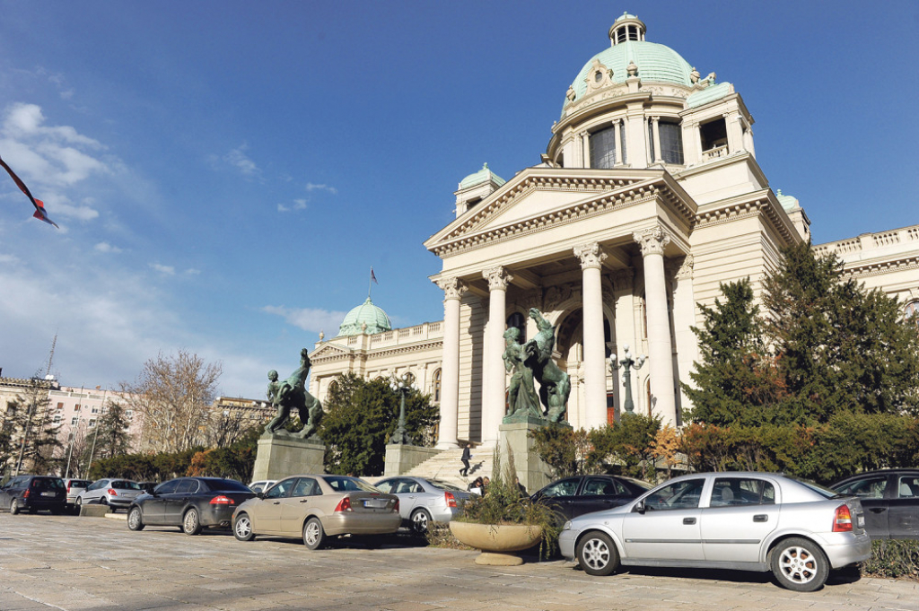 Dileri im došli pred noge: Zgrada parlamenta 