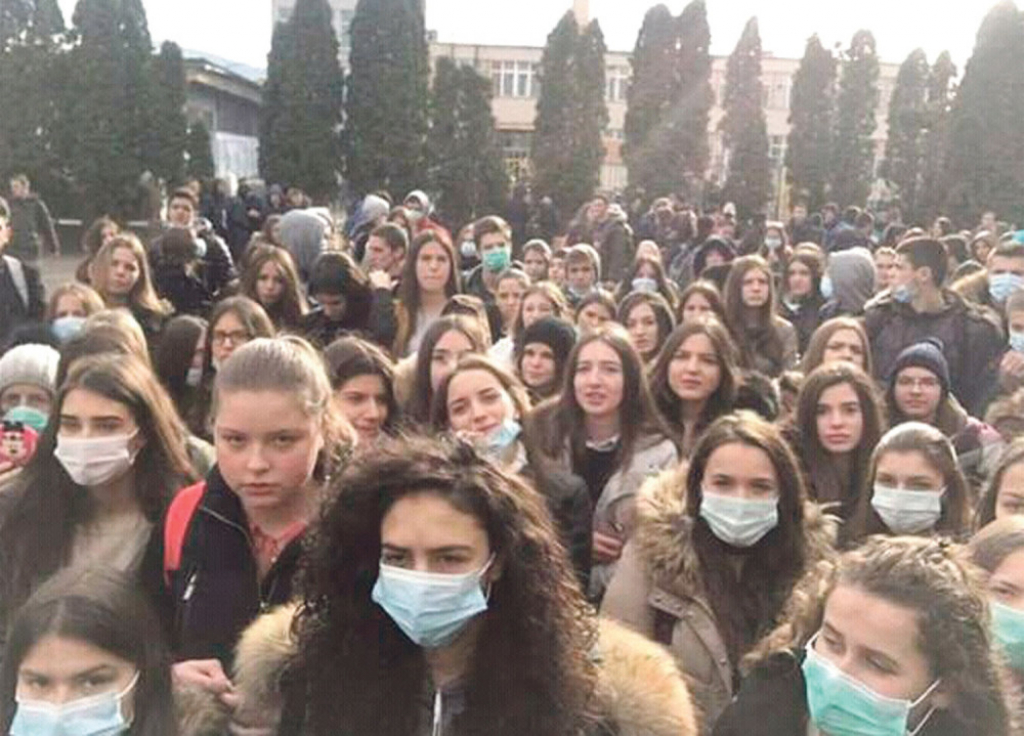 Stotine đaka protestovalo u strahu od opake bolesti