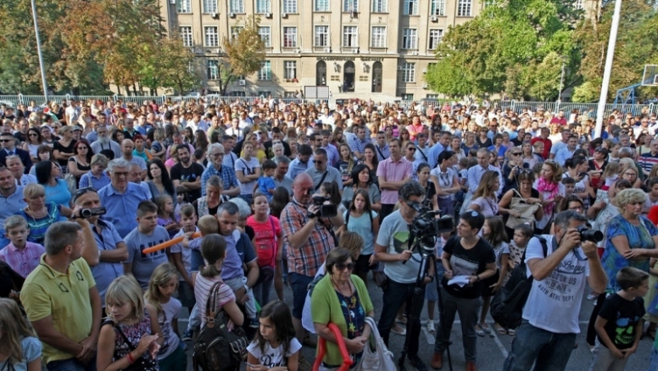 Protest ispred škole