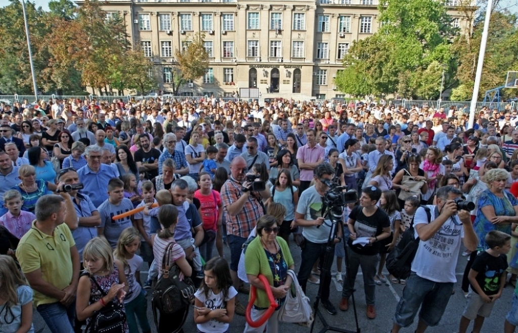 Protest ispred škole