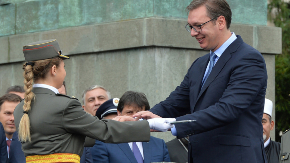 Predsednik Vučić najboljim oficirima uručuje sablje