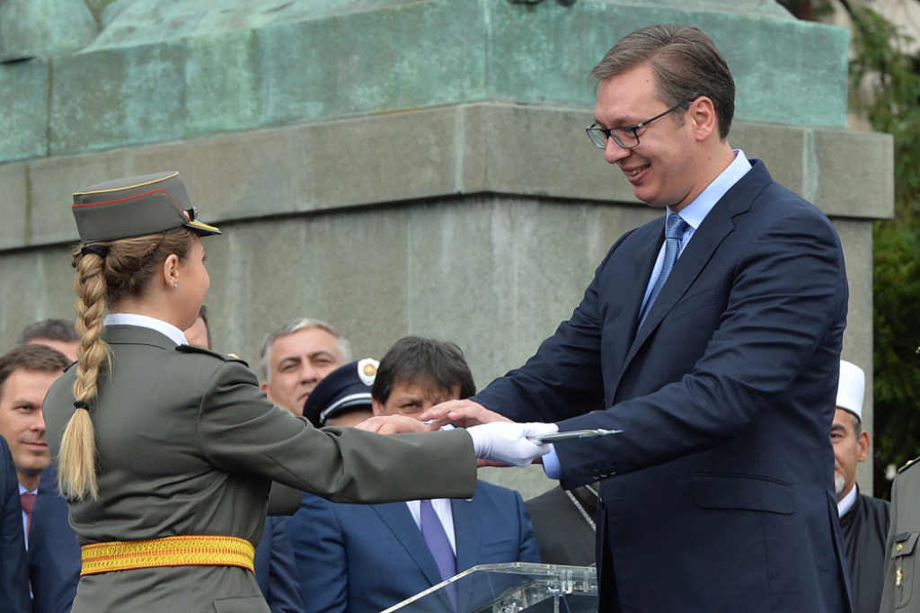 Predsednik Vučić najboljim oficirima uručuje sablje