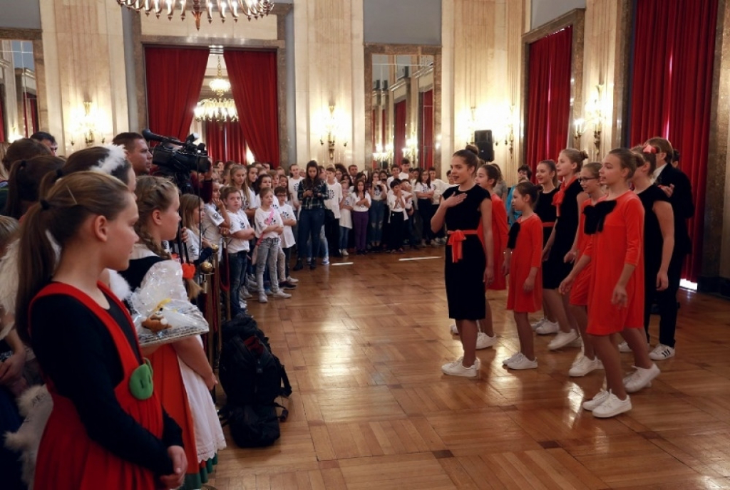 Siniša Mali sa decom na manifestaciji 