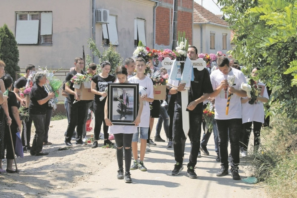 Više stotina ljudi ispratilo Stefana Mitića