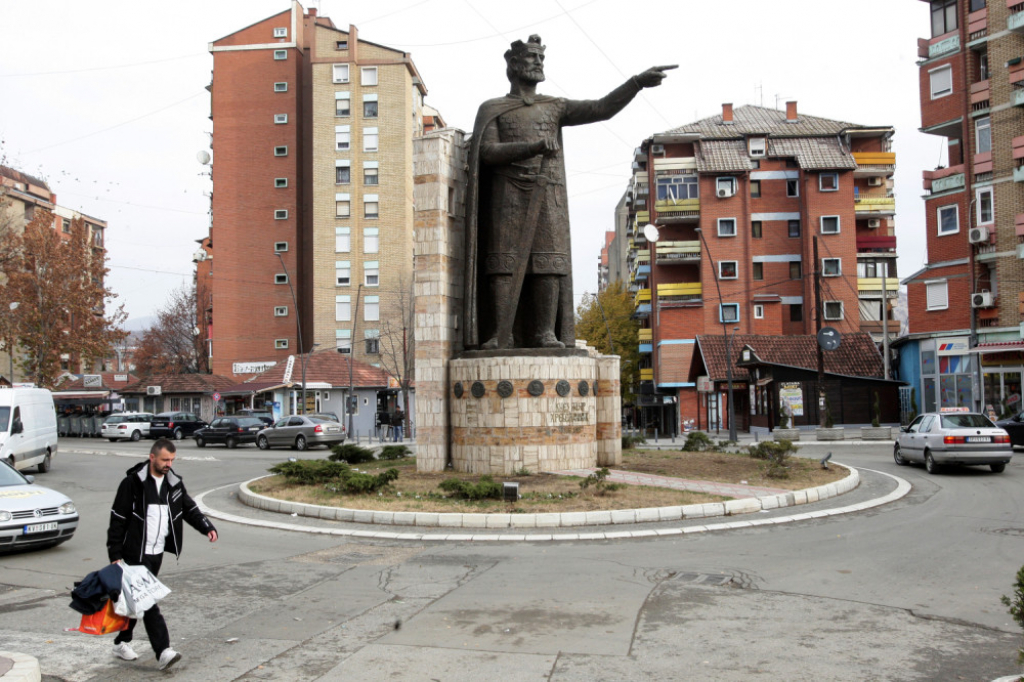 Kosovska Mitrovica, spomenik knezu Lazaru, most