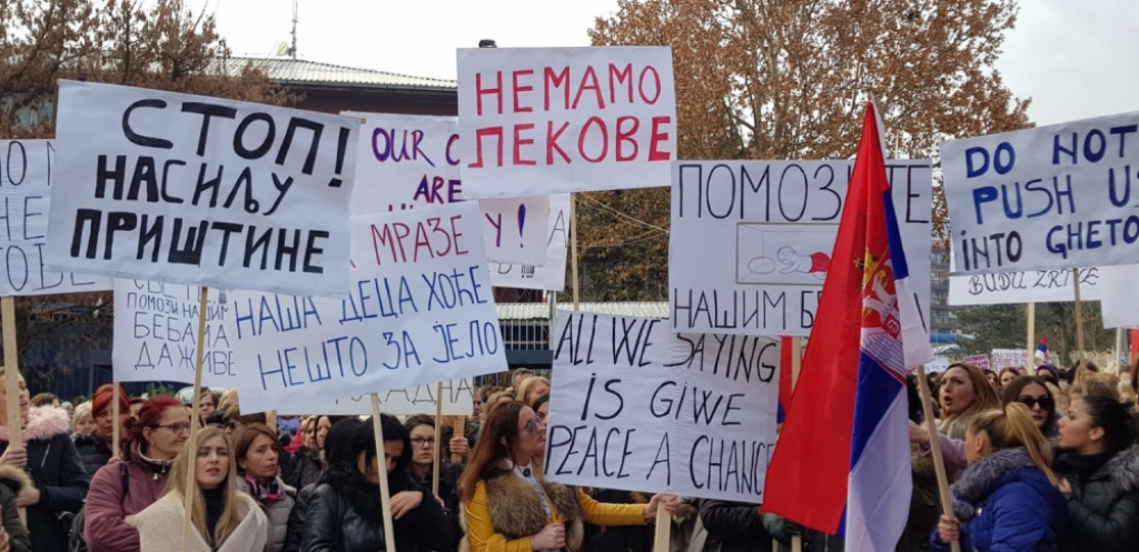 Srpskinje protestuju u Kosovskoj Mitrovici