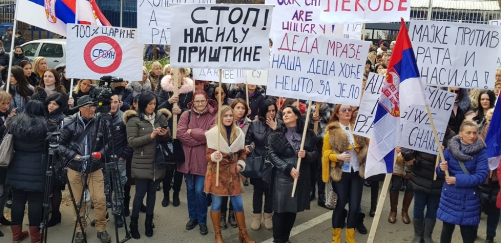 Srpskinje protestuju u Kosovskoj Mitrovici