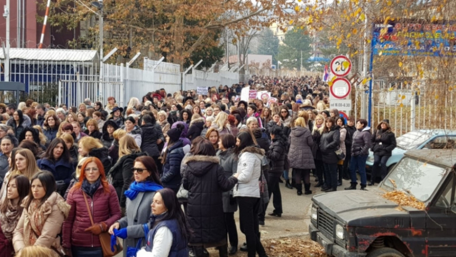 Srpskinje protestuju u Kosovskoj Mitrovici