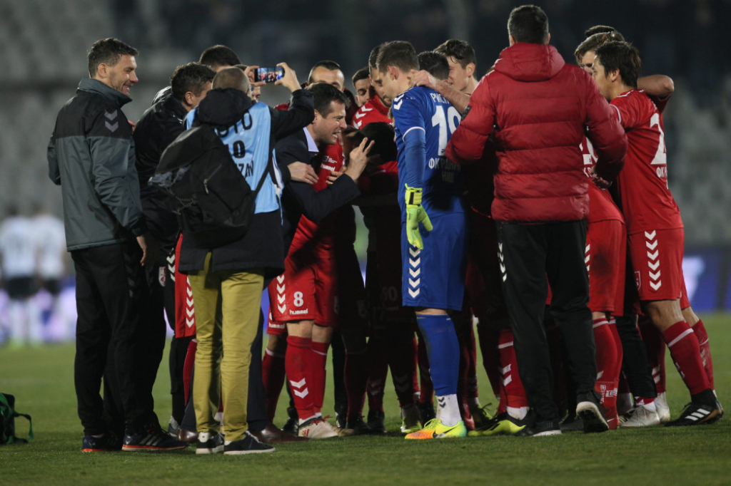 Nenad Lalatović sa fudbalerima Radničkog