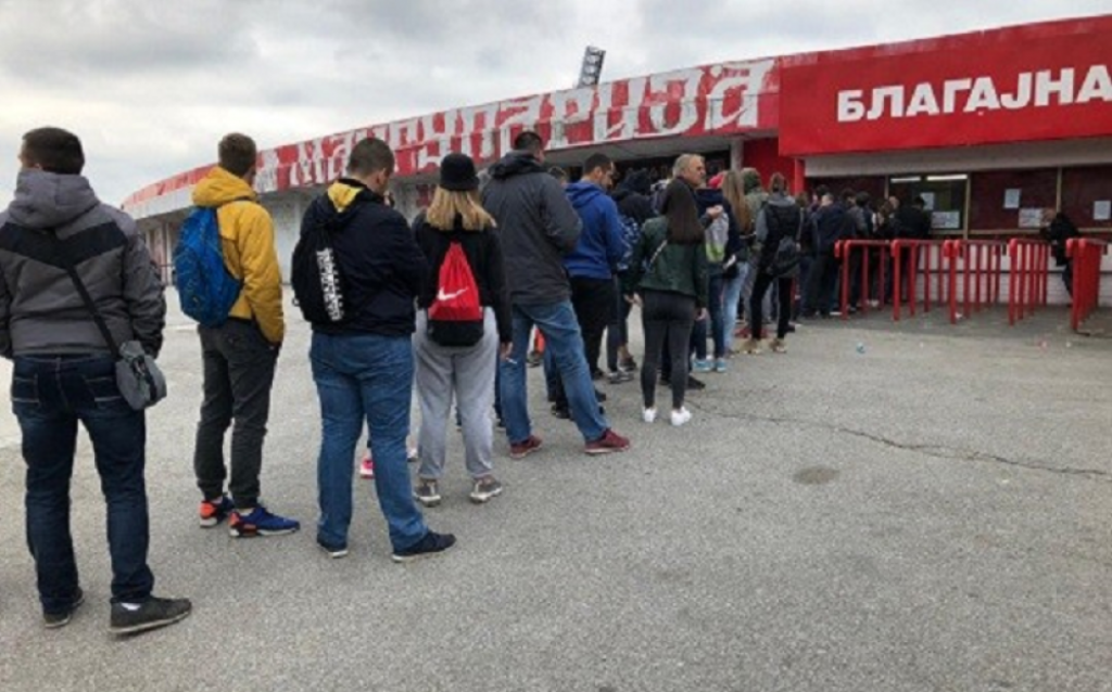 Redovi na blagajnama stadiona Rajko Mitić