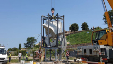 Postavljanje skulpture kod Beton hale