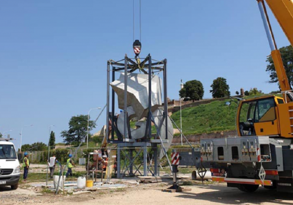 Postavljanje skulpture kod Beton hale