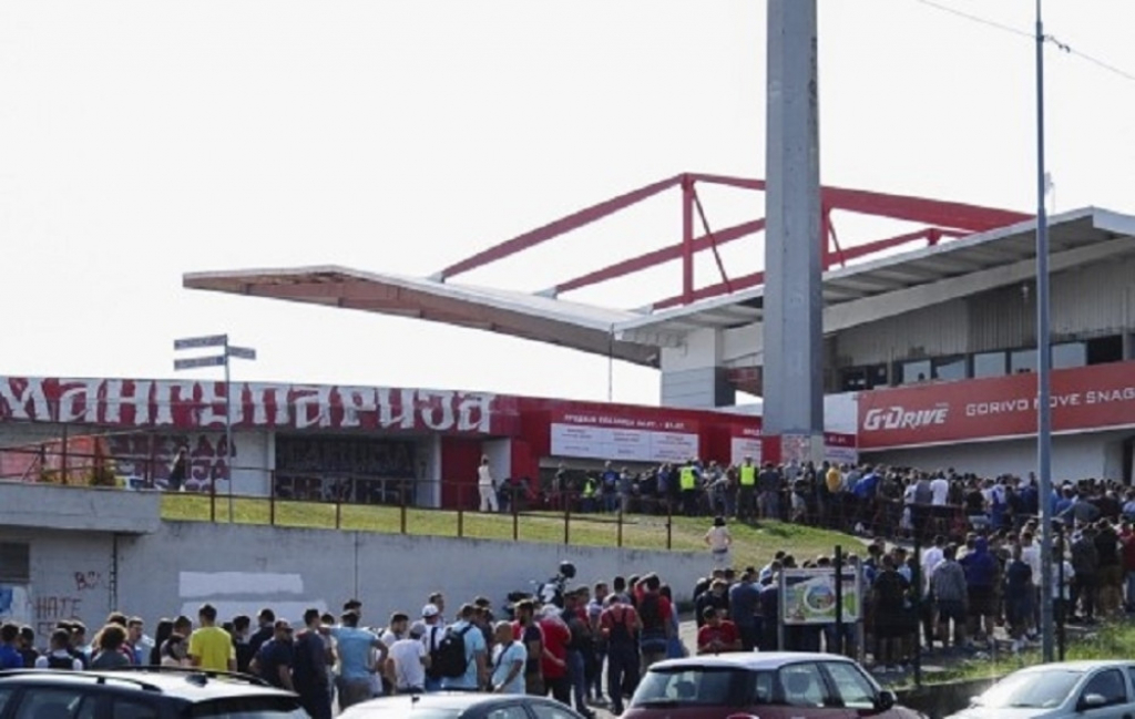 gužva ispred stadiona 