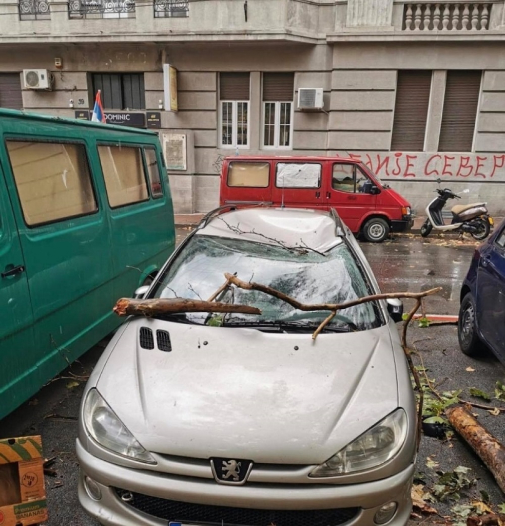 Šteta prouzrokovana nevremenom u Kosovskoj ulici