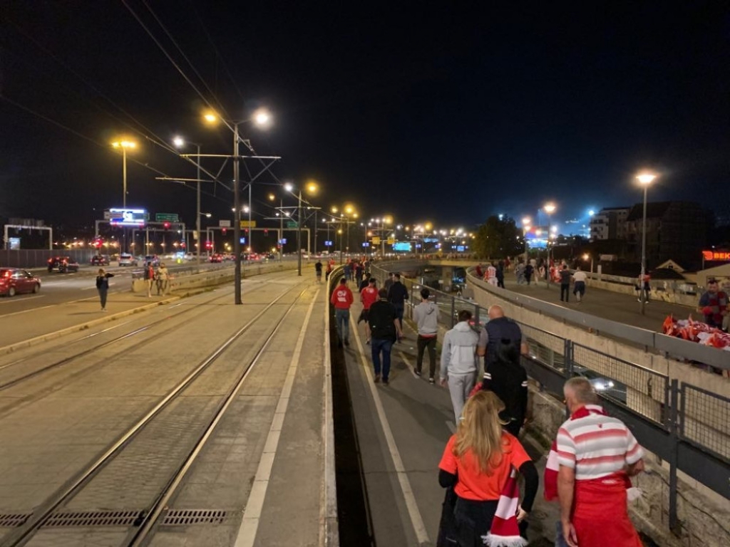 navijači su blizu stadiona 