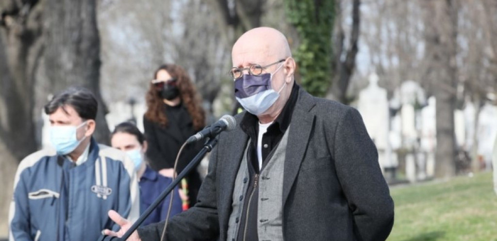 MORAM DA TI MAHNEM! Irfan Mensur održao potresan govor, zbog jedne anegdote zaplakali svi pristuni, dok se gromoglasan aplauz prolomio Beogradom kada je Vlasta spušten (FOTO/VIDEO)