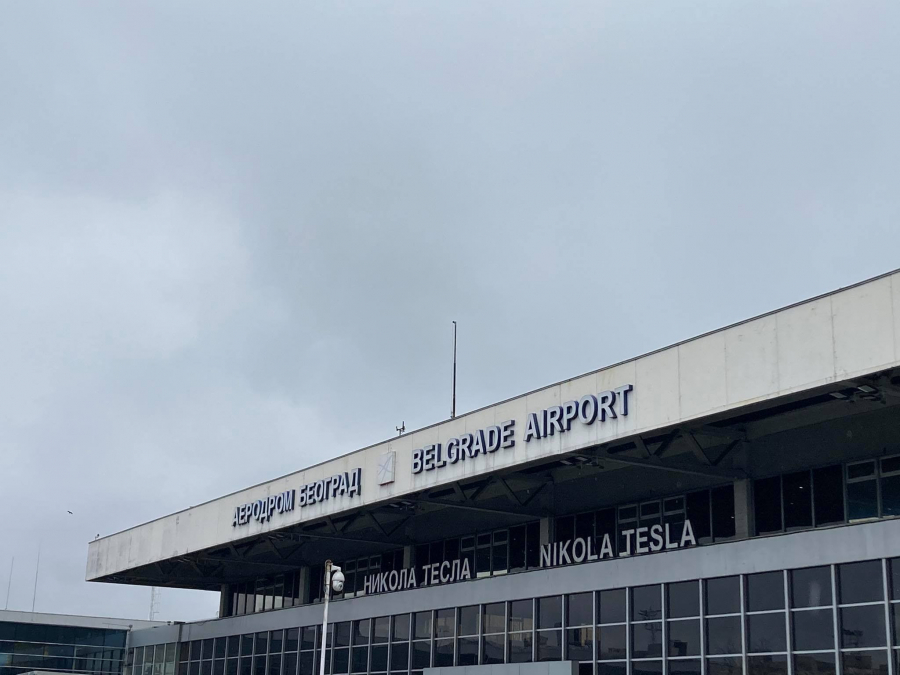 KOLAPS NA PRILAZIMA AERODROMU U BEOGRADU Zbog vejavice vozila stoje i na ulazu i izlazu