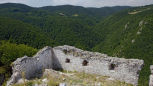 Misteriozni grad na vrhu litice kod Bajine Bašte: Solutnik čuva tajne, a sa njega pogled puca skoro na pola Bosne (FOTO)