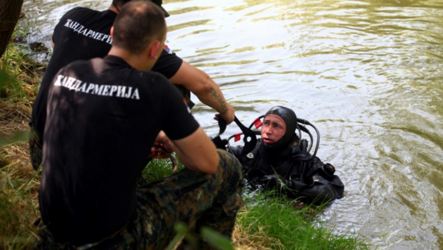 KRIŠOM OTIŠAO NA REKU, UDAVIO SE PRED SESTROM! Katra zavijeno u crno, ronioci pronašli telo dečaka zapetljano u granju!