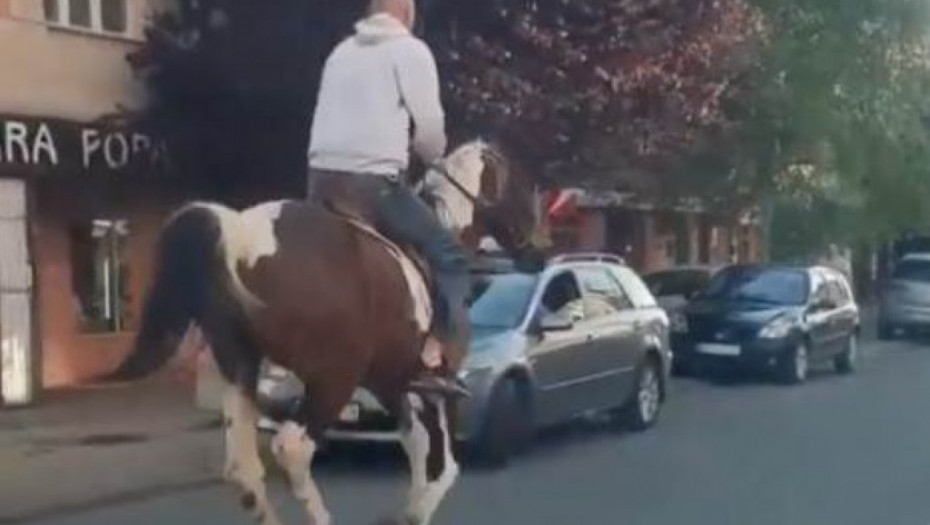 NA KONJU TRKNUO DO PRODAVNICE: Princ od Ceraka "zapalio mreže" i odjurio u suton! (VIDEO)