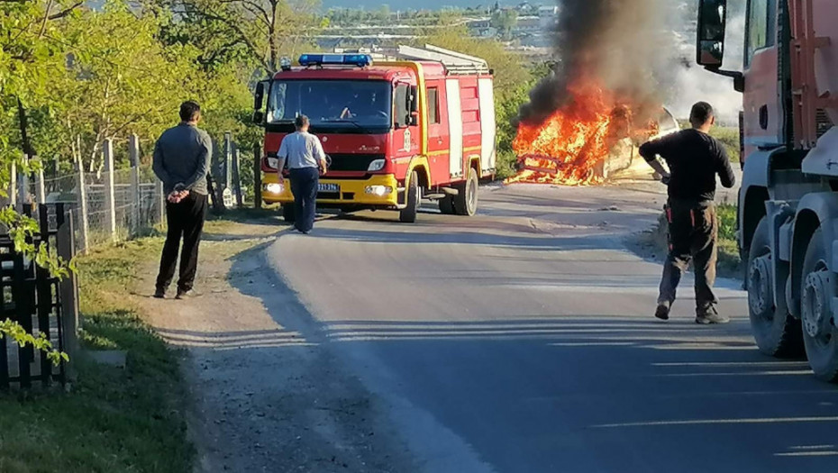 ZAPALIO SE AUTOBUS PUN PUTNIKA Buktinja krenula nekontrolisano da se širi