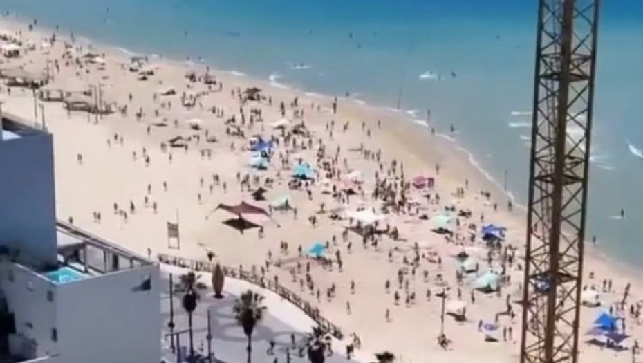 DRAMATIČAN SNIMAK SA POPULARNE PLAŽE Začule se eksplozije i sirene, a onda je nastao opšti stampedo turista! (VIDEO)