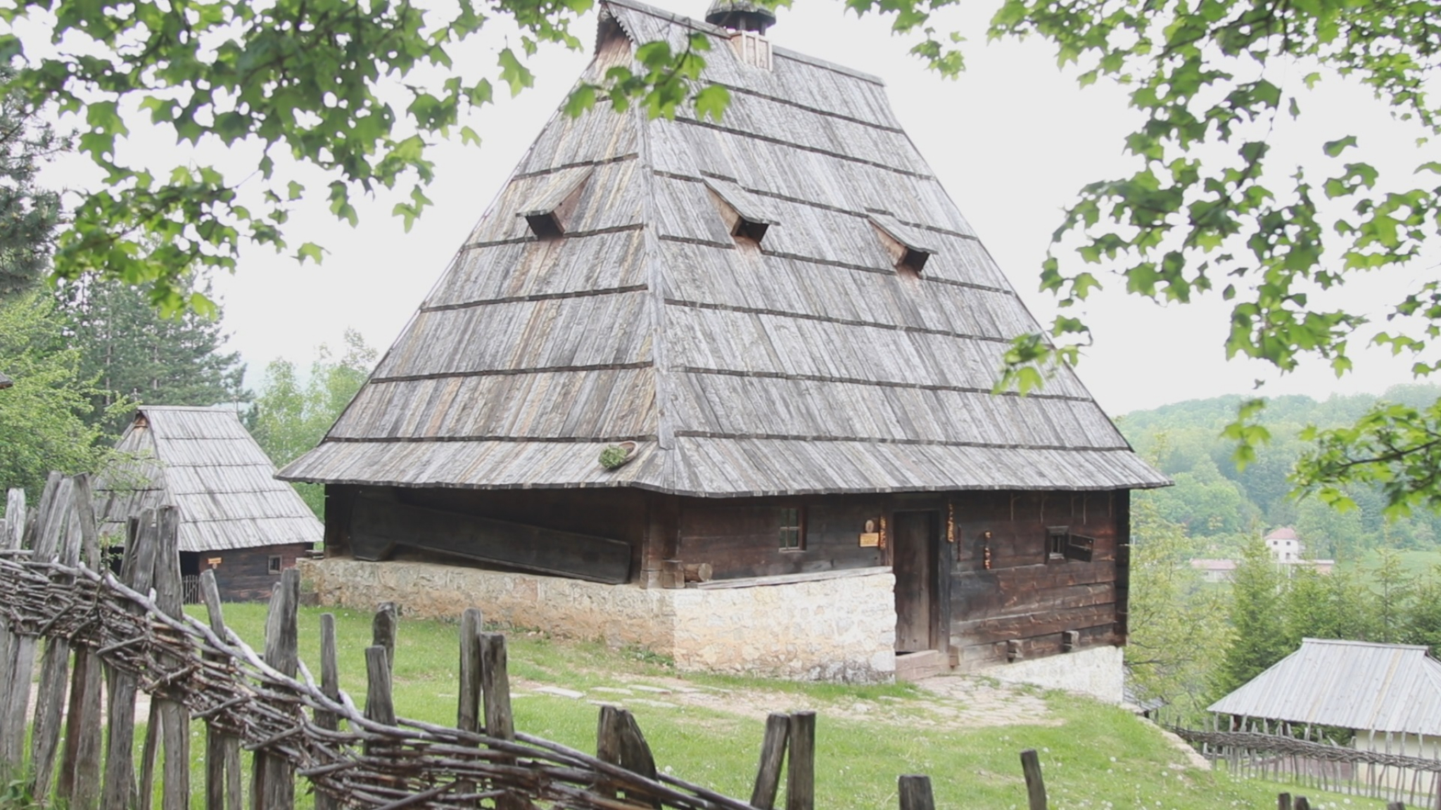 NOVAK STIGAO U SRBIJU! Đoković posetio poznato turističko mesto koje krije velike tajne i dugu tradiciju! (FOTO)