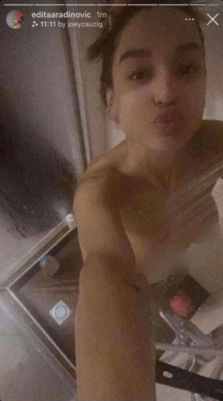 EDITA K'O OD MAJKE ROĐENA! Pevačica potpuno gola ispod tuša, sevaju bradavice! (FOTO 18+)