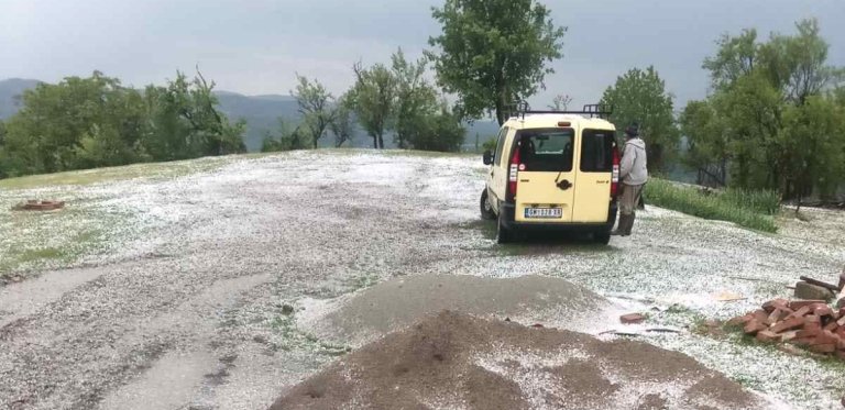 Jak i krupan grad opustošio sela u Šumadiji: Sve je uništeno, na nekim mestima formiran beli pokrivač od 10 centimetara (FOTO/VIDEO)