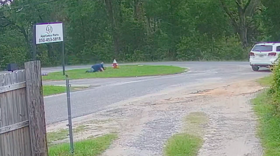 POKUŠAJ OTMICE USRED DANA Jedanestogodišnja devojčica branila se sama od otmičara koji je bio naoružan (VIDEO)