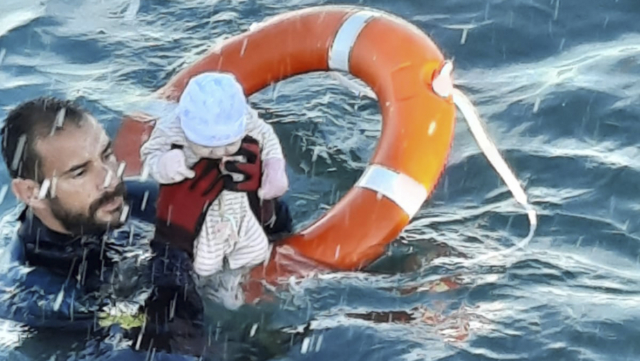 POTRESNE SLIKE OBILAZE SVET U naletu nasilnog prelaska migranata u Španiju iz vode je spašena novorođena beba - "Sekunde su je delile od smrti" (FOTO)