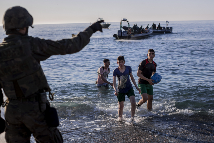 POTRESNE SLIKE OBILAZE SVET U naletu nasilnog prelaska migranata u Španiju iz vode je spašena novorođena beba - 