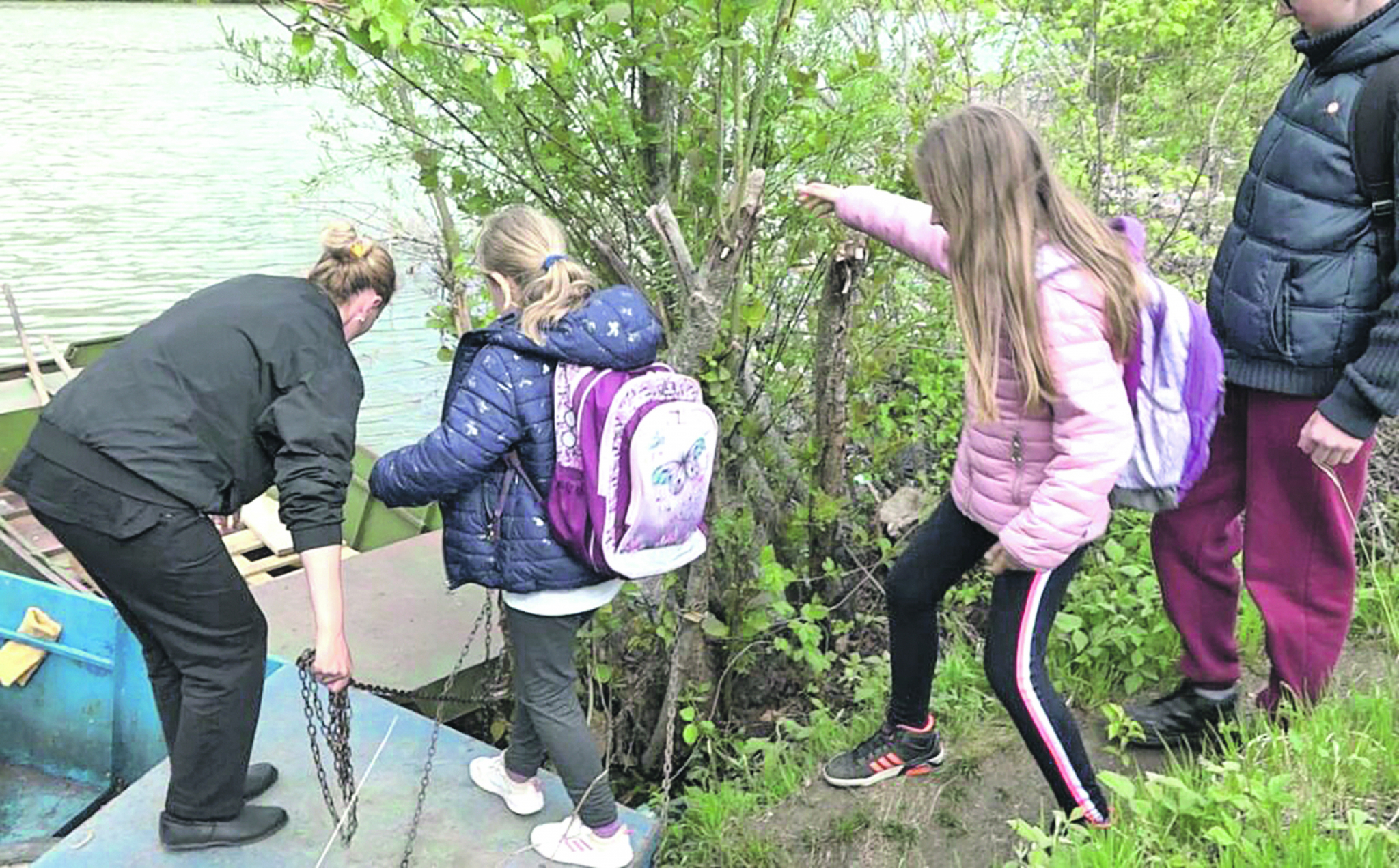 ŠTA TI JE MAJKA! Starim čamcem preko nabujalog Lima sa troje dece (FOTO/VIDEO)