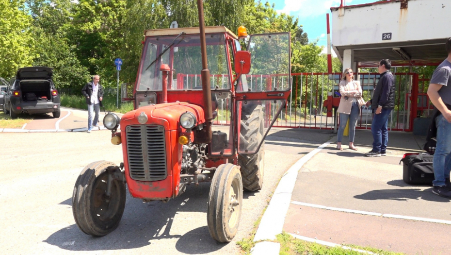 Miroslav Aleksić ispred IMT-a na traktoru