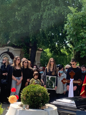 NAJTUŽNIJI PRIZOR SA SAHRANE MUZIČARA Unuk Đorđa Marjanovića drži dedin krst, dok unuka dostojanstveno nosi dekinu najlepšu uspomenu! (FOTO/VIDEO)