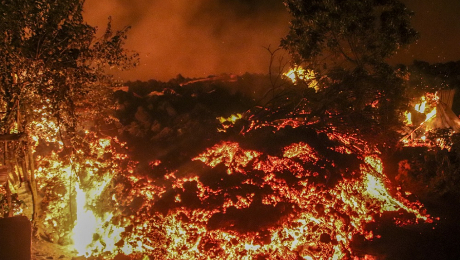 POTOCI LAVE TEKLI NIZ PLANINU! Nebo je odjednom postalo crveno, poginulo najmanje 15 ljudi, traga se za 170 nestale dece! (FOTO)